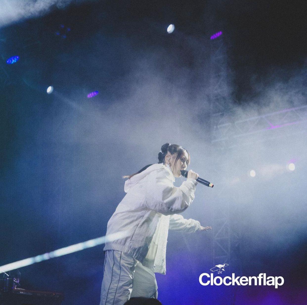 日本爆紅組合YOASOBI吸引逾萬樂迷逼爆現場,場面墟冚。