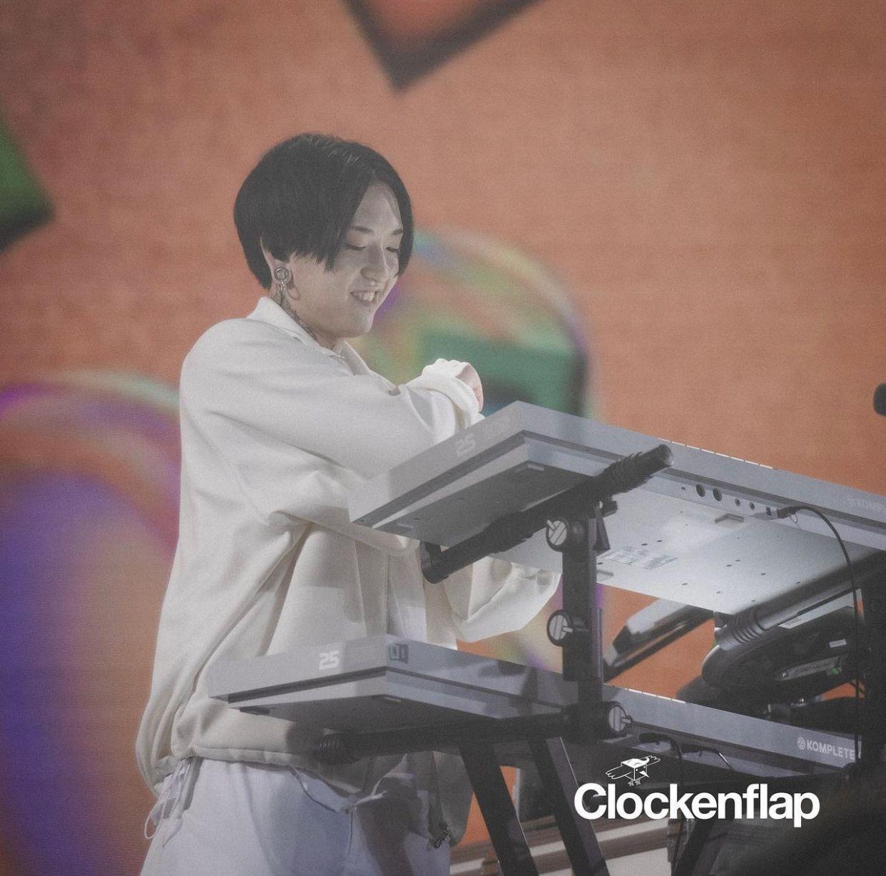 日本爆紅組合YOASOBI吸引逾萬樂迷逼爆現場,場面墟冚。