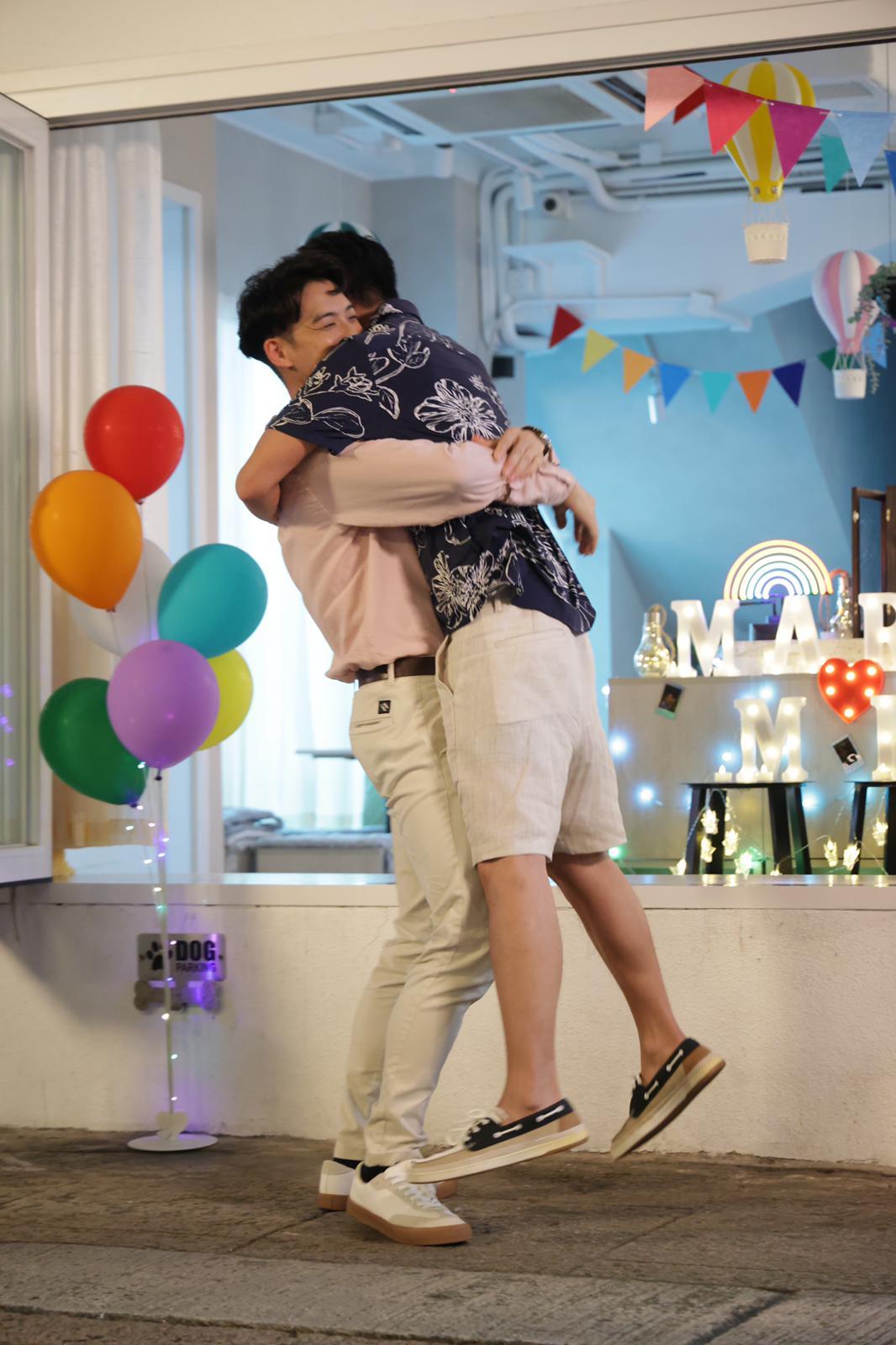 余德丞跟鄒文正不僅拖手,而且又攬又抱。