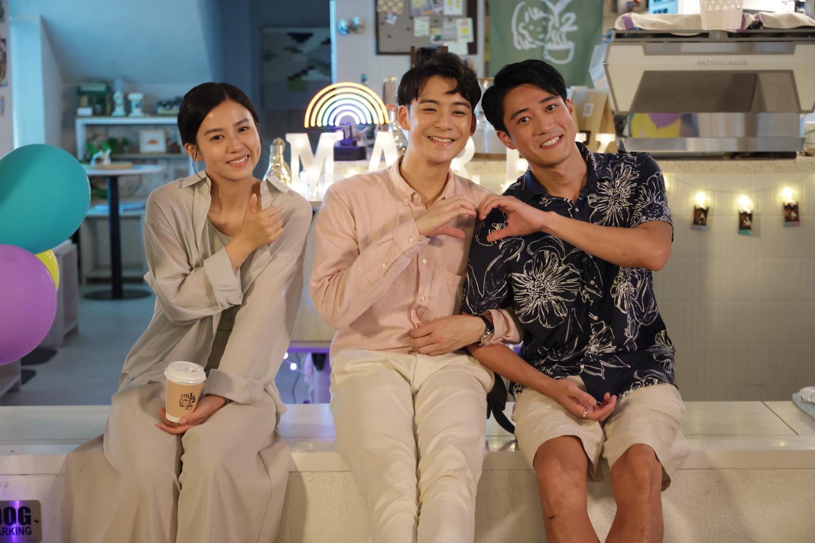 余德丞跟飾演另一半的鄒文正上演浪漫求婚戲。