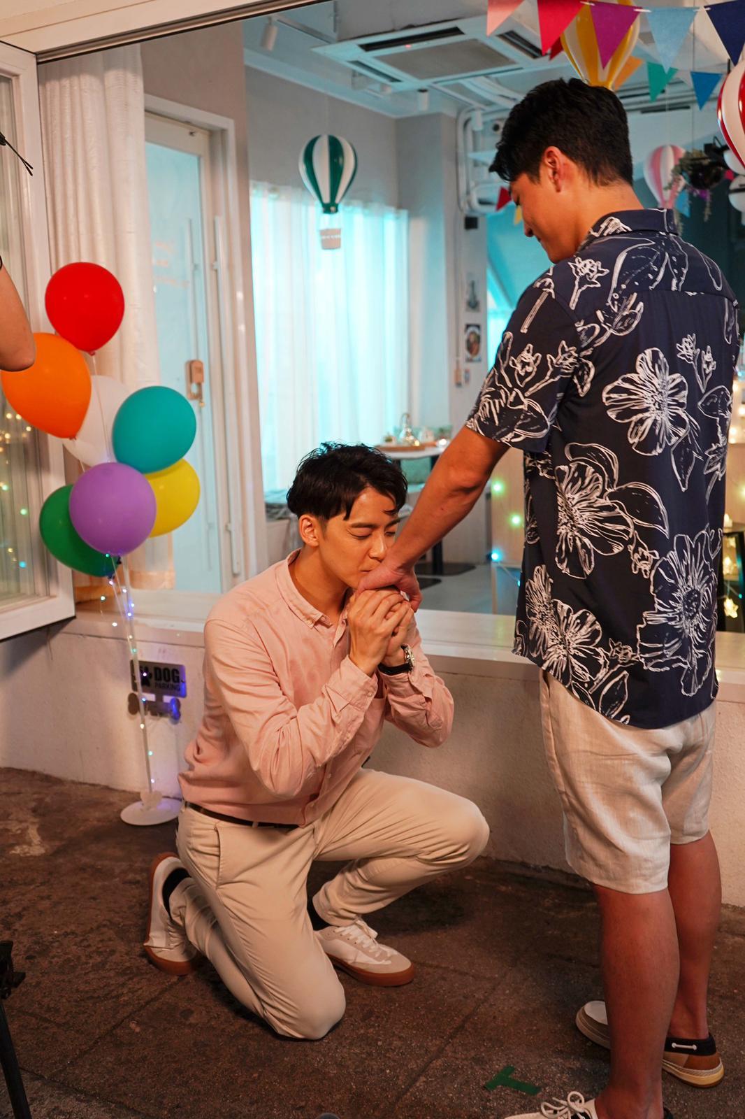 余德丞跟鄒文正不僅拖手,而且又攬又抱。