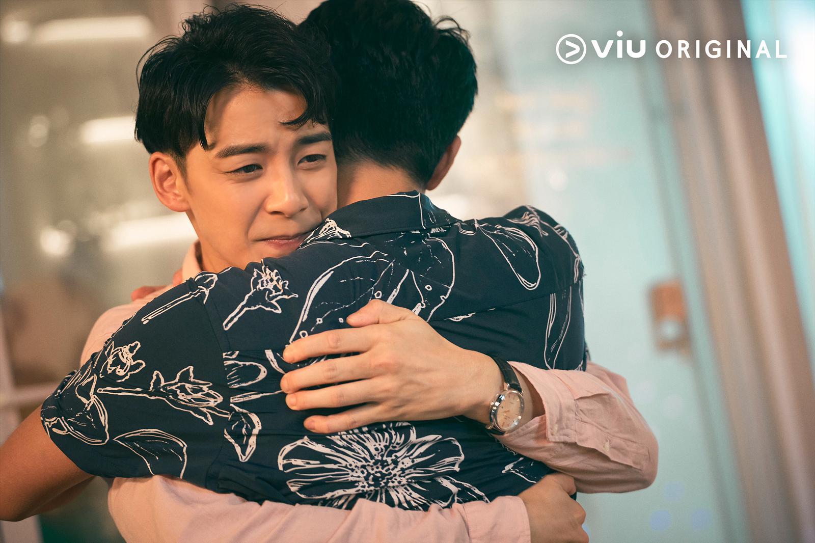 余德丞跟鄒文正不僅拖手,而且又攬又抱。