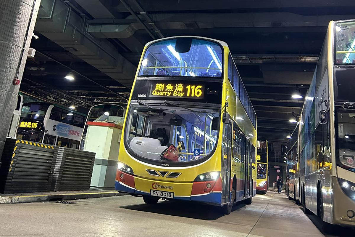 平安夜當晚吸引一批巴士迷到慈雲山(中)總站拍攝的巴士。(FB群組「是日快快-巴士即日相」)