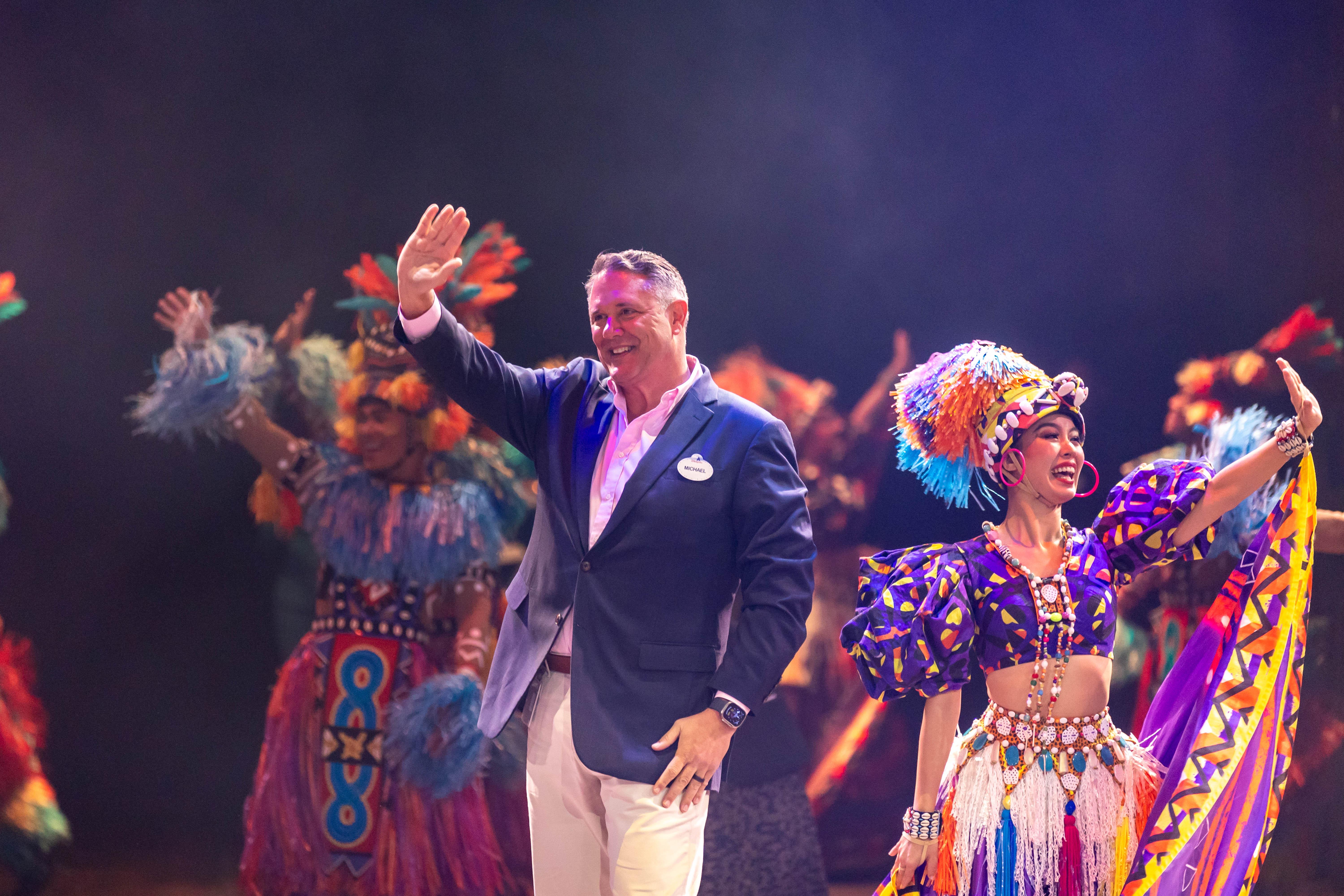 香港迪士尼樂園度假區(香港迪士尼)與李嘉誠基金會合作,於1月7日及14日連續兩個星期日,合共招待超過4,000名外籍家庭傭工。