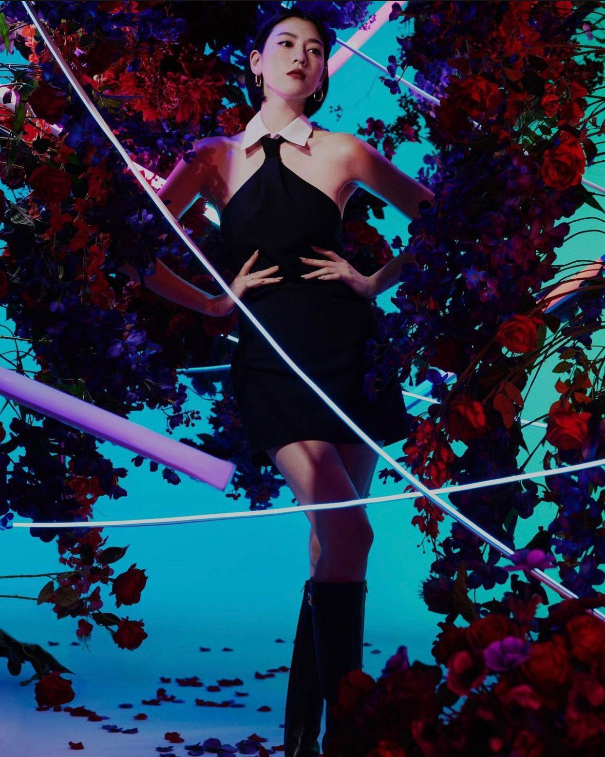 三吉彩花利用鮮花襯托下盡曬天賦本錢。