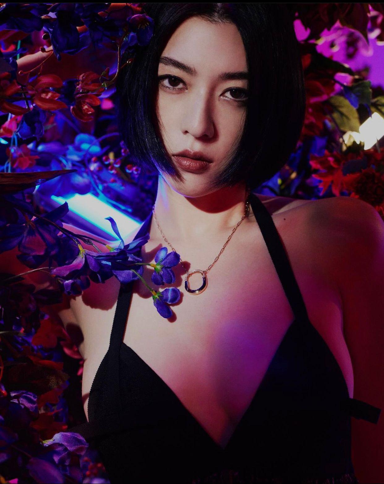 三吉彩花為著名攝影師蜷川實花拍攝主題寫真。