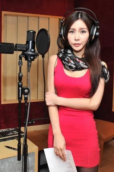 2010年《非誠勿擾》節目亢,馬諾因「寧願坐在寶馬裡哭,也不願坐在單車上笑」而爆紅,她後來稱是節目效果