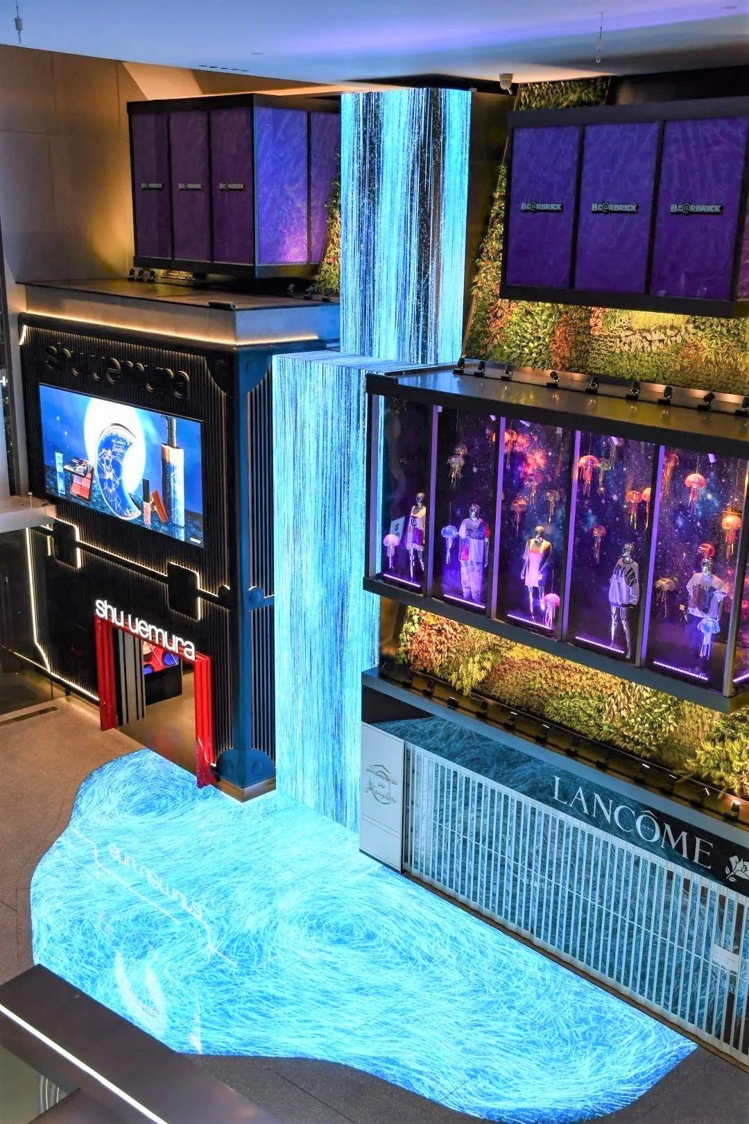 中洲灣C Future City大門口的瀑布裝置,就是由Teamlab打造的《水粒子世界與因人而現的漩渦》。作品能夠隨人的動作而改變流動,是藝術與科技的傑作。 (網上圖片)