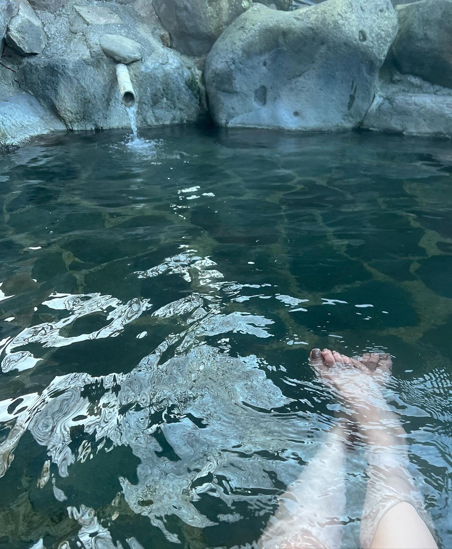 佐藤佳代還拍下自己一雙白滑美腿。