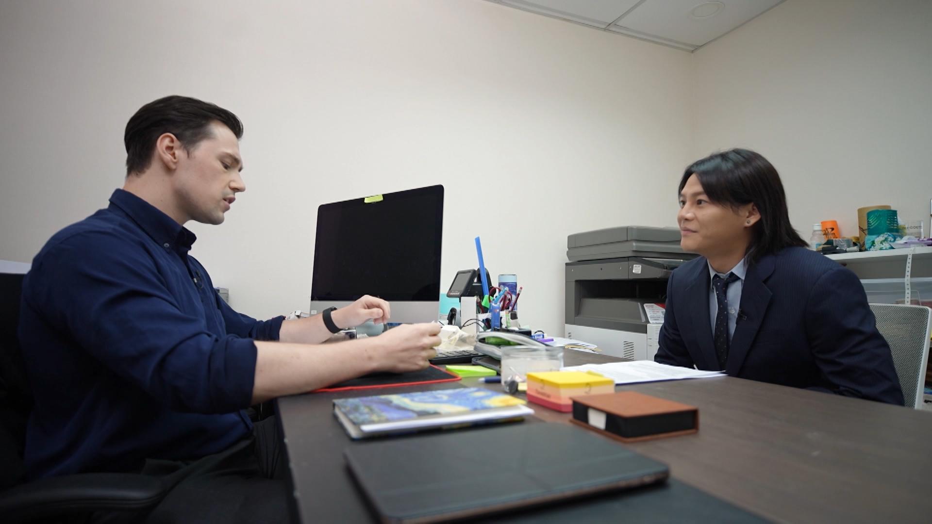 保錡嘗試用英文和外國人進行對話。