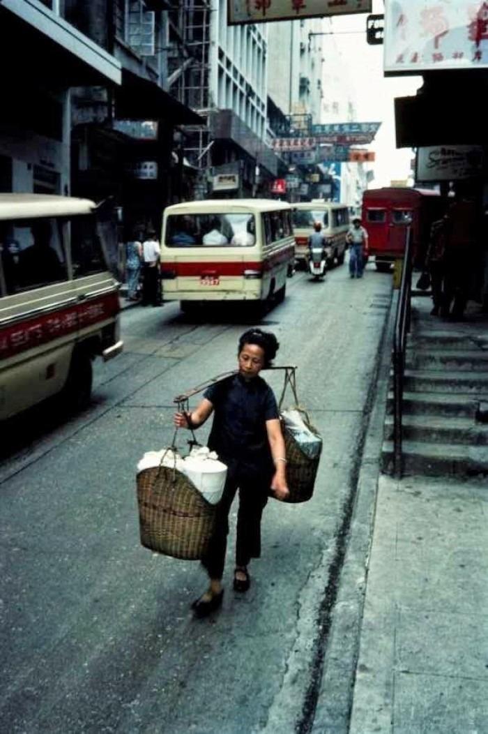 包伙食的食店運送午飯時,會出動布袋包裹着菜餚和飯湯等用來保溫。(網上圖片)