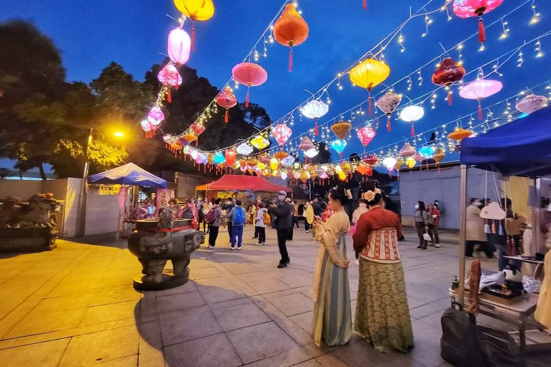 古廟廣場打造了由188個色彩繽紛的燈籠組成的花燈長廊, 成為最佳的元宵打卡熱點。