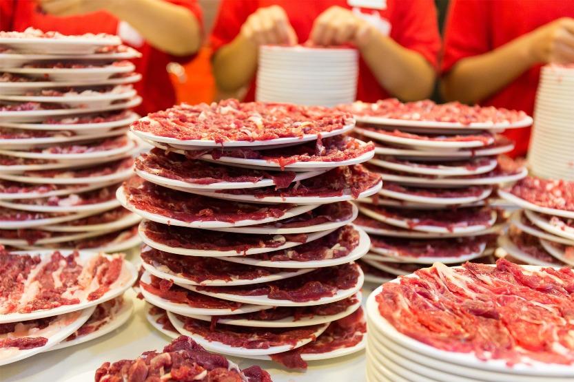 吃潮汕牛肉火鍋,能品嘗到牛肉鮮美的原味,是許多港人北上搵食的選擇。(圖片來源:視覺中國)