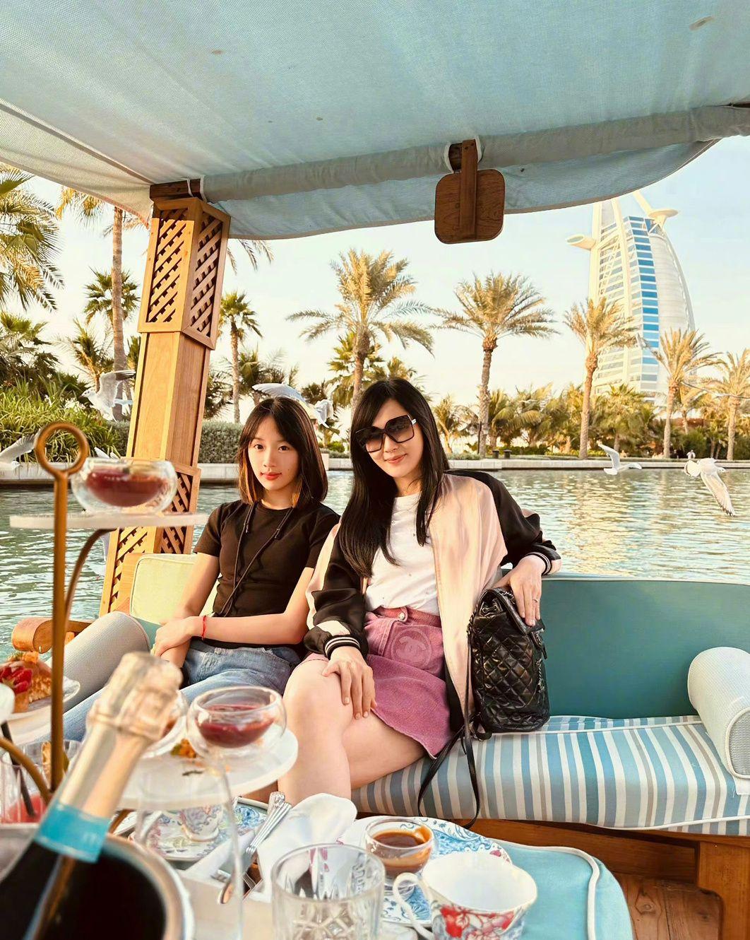 吳尊上載愛妻與13歲大女的照片,形容為「大老婆二老婆」。