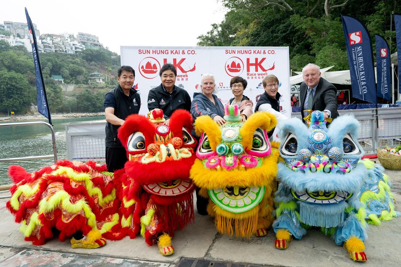 一眾主禮嘉賓主持「新鴻基公司香港帆船賽週2024」開幕禮。左起:中國香港帆船運動總會副會長范宜勁先生、香港體育學院院長蔡玉坤先生、香港遊艇會會長蘇洛詩女士、康樂及文化事務署高級康樂事務經理(體育發展) 何淑儀女士、新鴻基公司香港帆船賽週賽事主席Peter Davies先生、新鴻基公司副行政總裁 Tony Edwards先生。