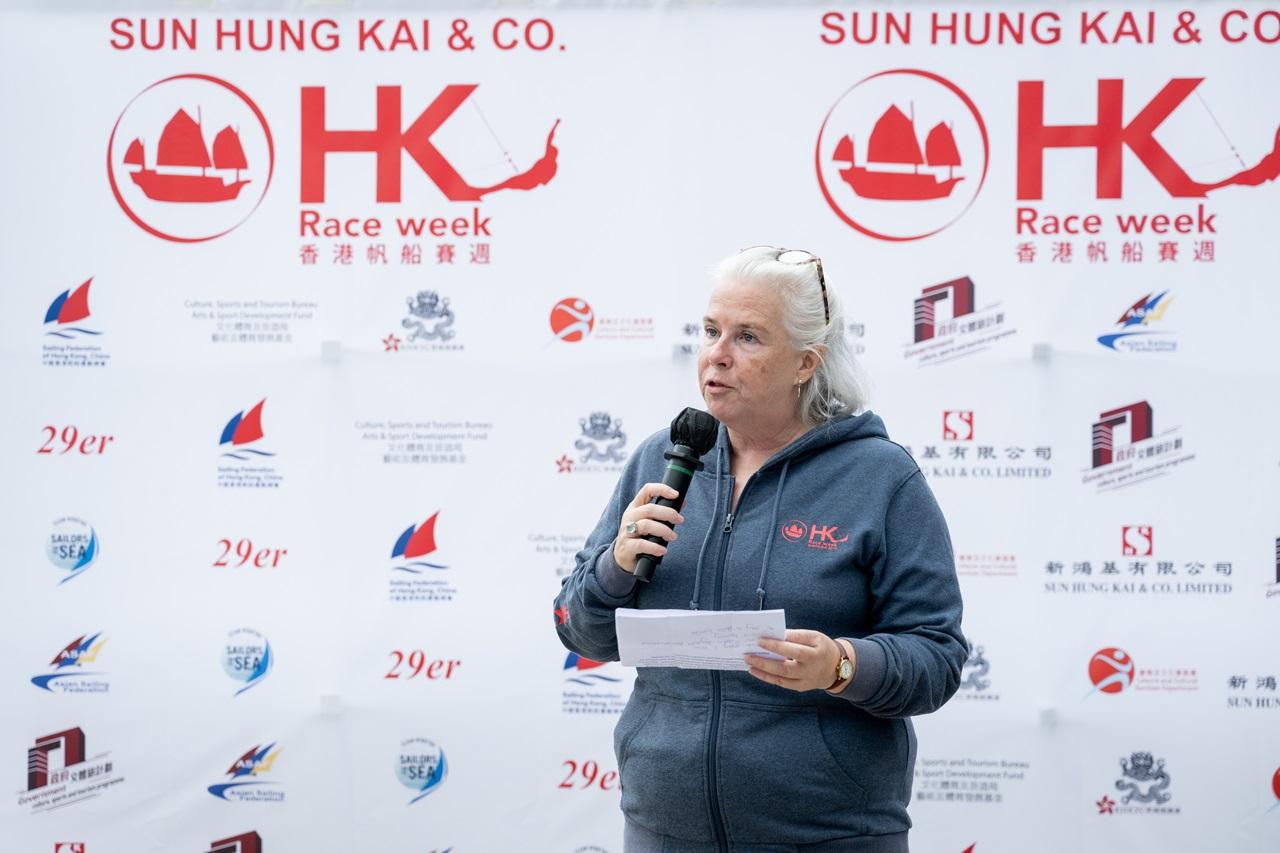 香港遊艇會會長蘇洛詩代表香港遊艇會歡迎各地青年帆船好手,更希望大家可以全力以赴比賽。