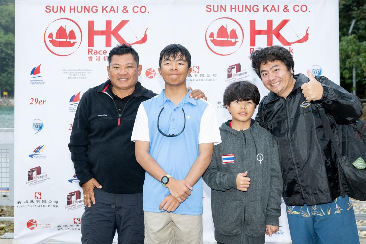 泰國帆船教練(左一及右一)帶選手來港參賽。