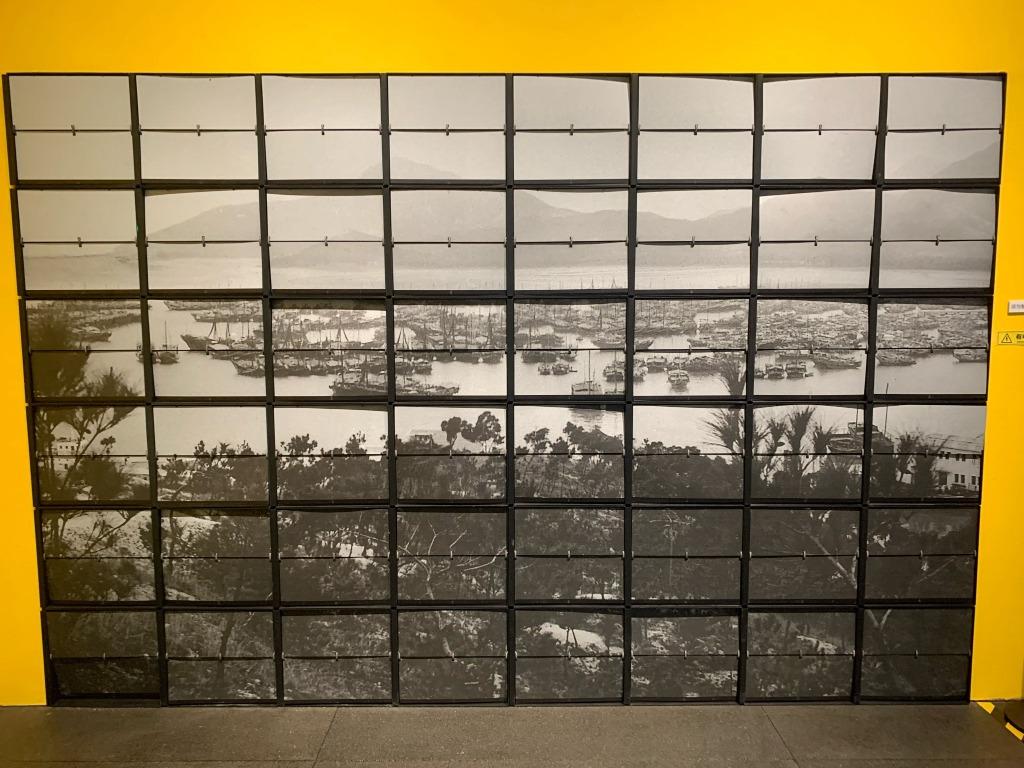 在「影像時空」展覽的藝術作品,可以通過掃描老照片上的二維碼後,會有的以視頻方式,給觀者完整呈現老照片新與舊之間的聯繫。(網上圖片)