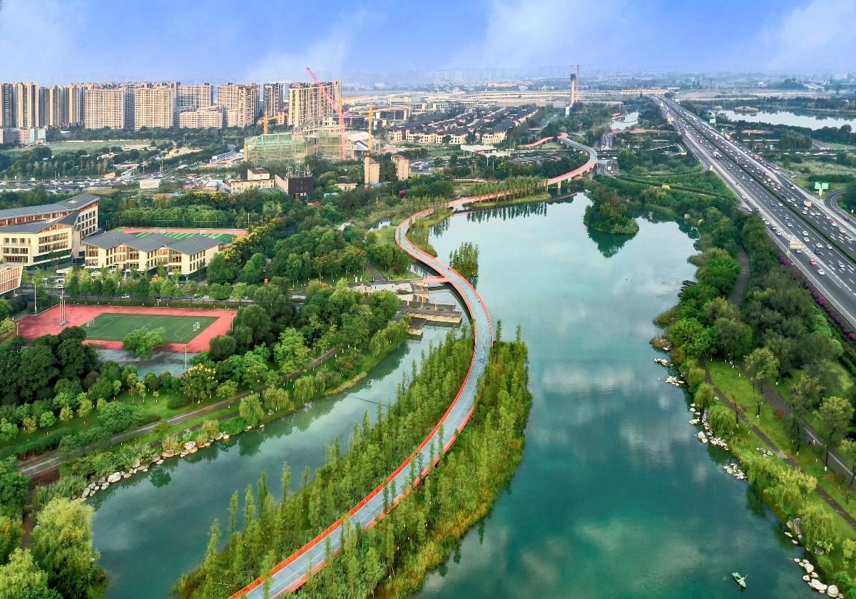 在四川成都,當地目前已累計建成各級綠道逾6,500公里,當中還有1,500多個公園。圖為成都天府綠道。(圖片來源:視覺中國)