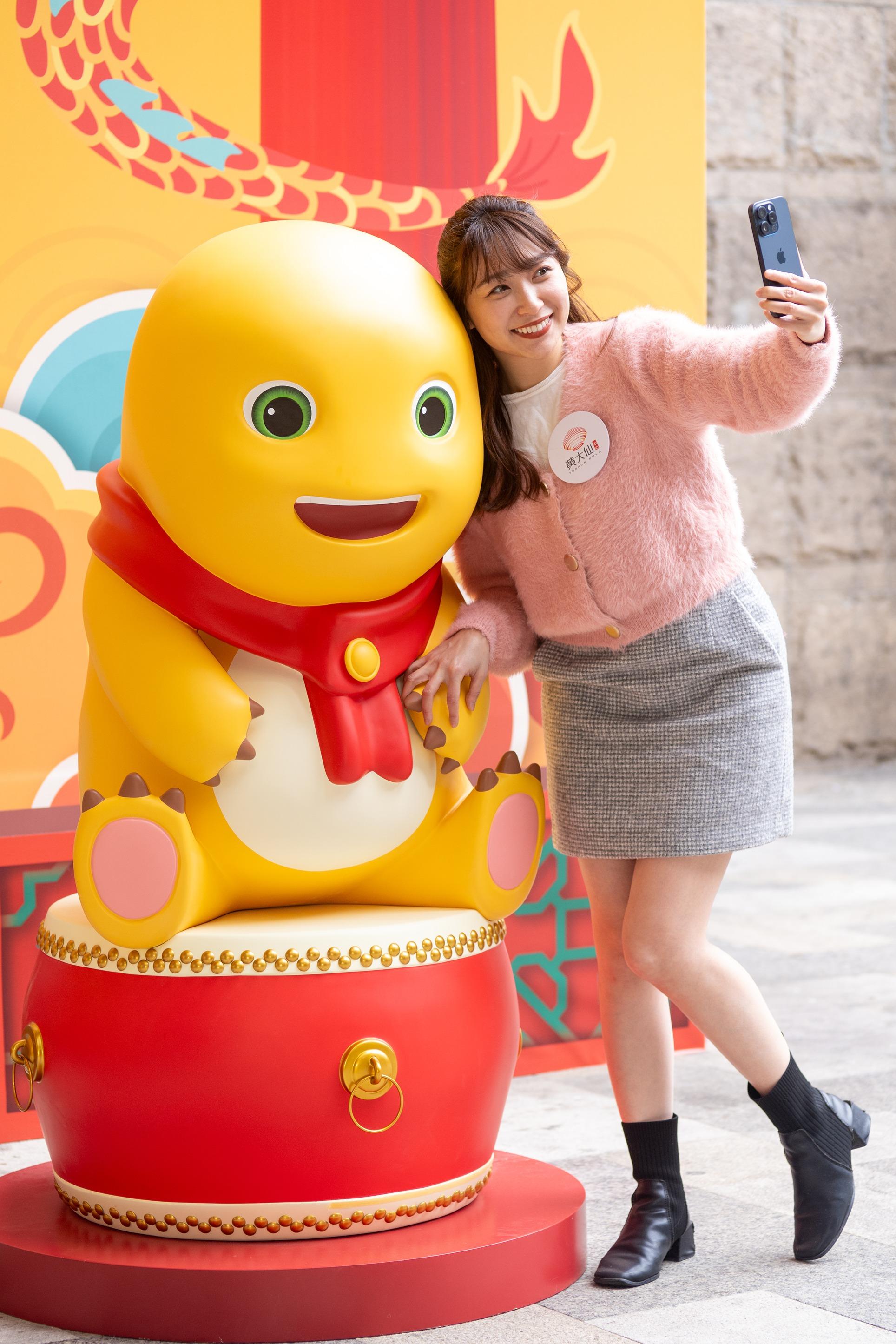 黃大仙中心奶龍牌坊