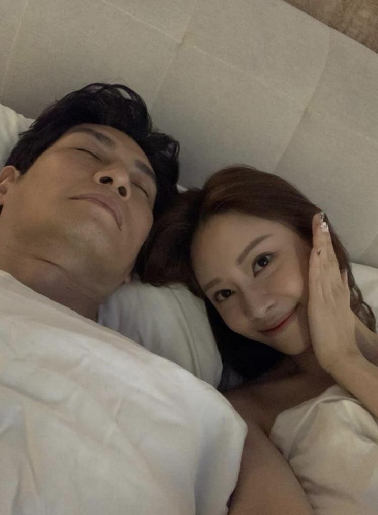 葉蒨文孖袁文傑拍床照零尷尬。