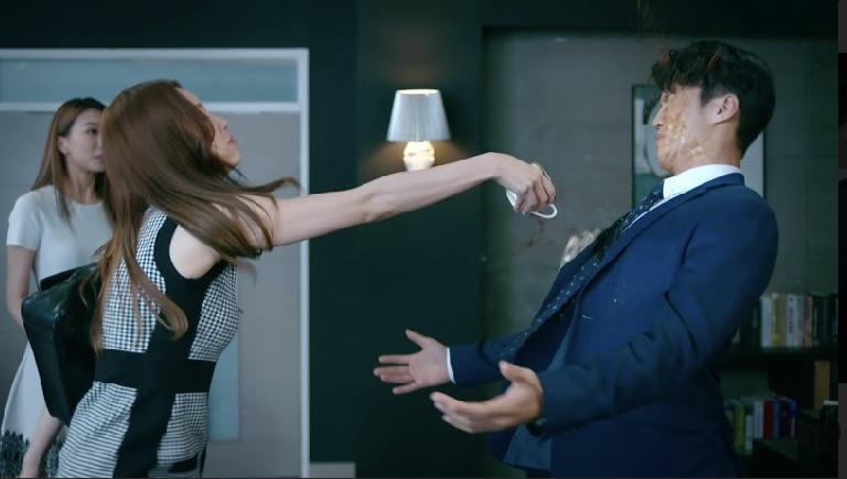 不甘被飛的Fiona(葉蒨文飾)硬闖柳生辦公室大吵大鬧,相當潑辣。