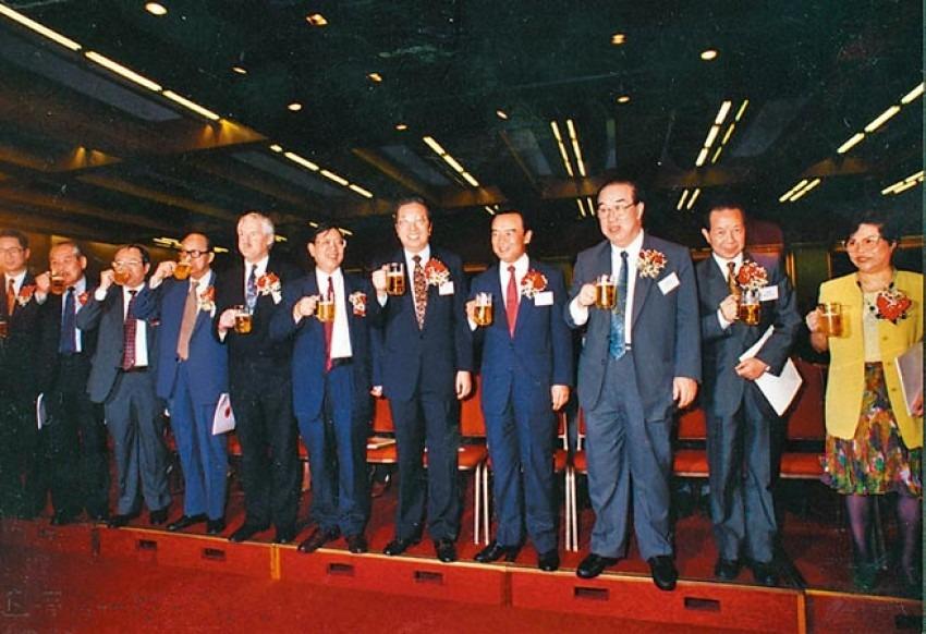 改革開放後,1993年7月15日青島啤酒成為首隻國企在香港以H股形式上市,一眾公司的管理層和嘉賓們以一人一杯青島啤酒的別開生面方式慶祝。(網上圖片)