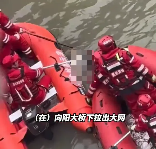 救難人員表示,14日在搜救點拉開網子之後,張姓男孩的遺體就浮出水面了。(圖/翻攝自微博@點時新聞)