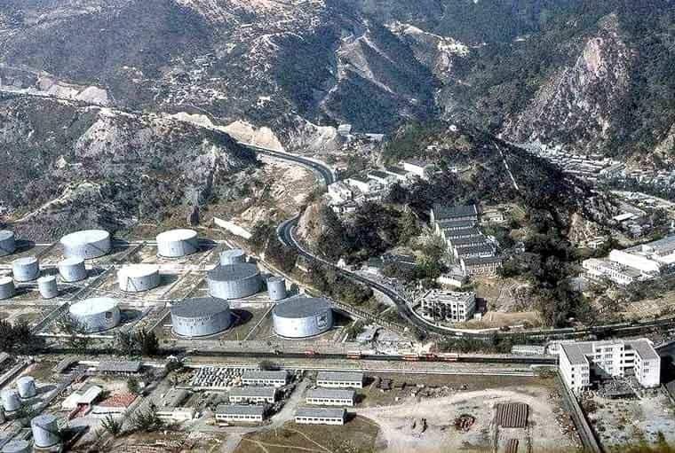 昔日的美孚油庫鳥瞰圖,圖右的山坡上可見前身做過荔枝角監獄和醫院的「饒宗頤文化館」。(網上圖片)