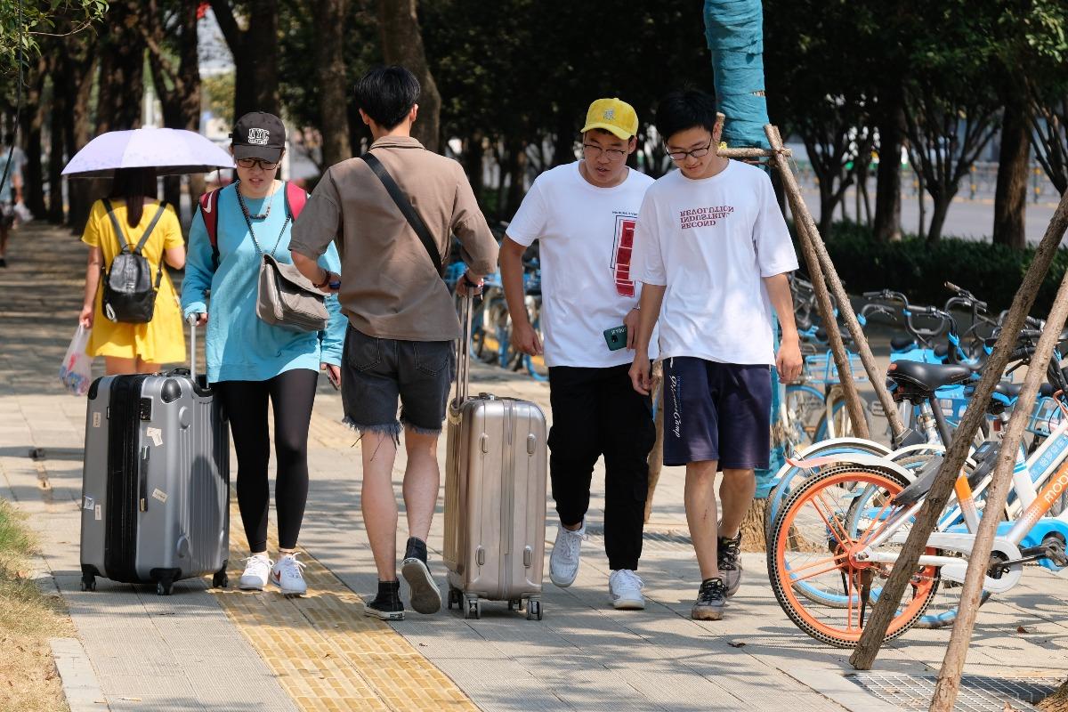 有專家認為,這更像是一種「狂歡」,幫助大學生釋放情緒和壓力。(圖片來源:視覺中國)