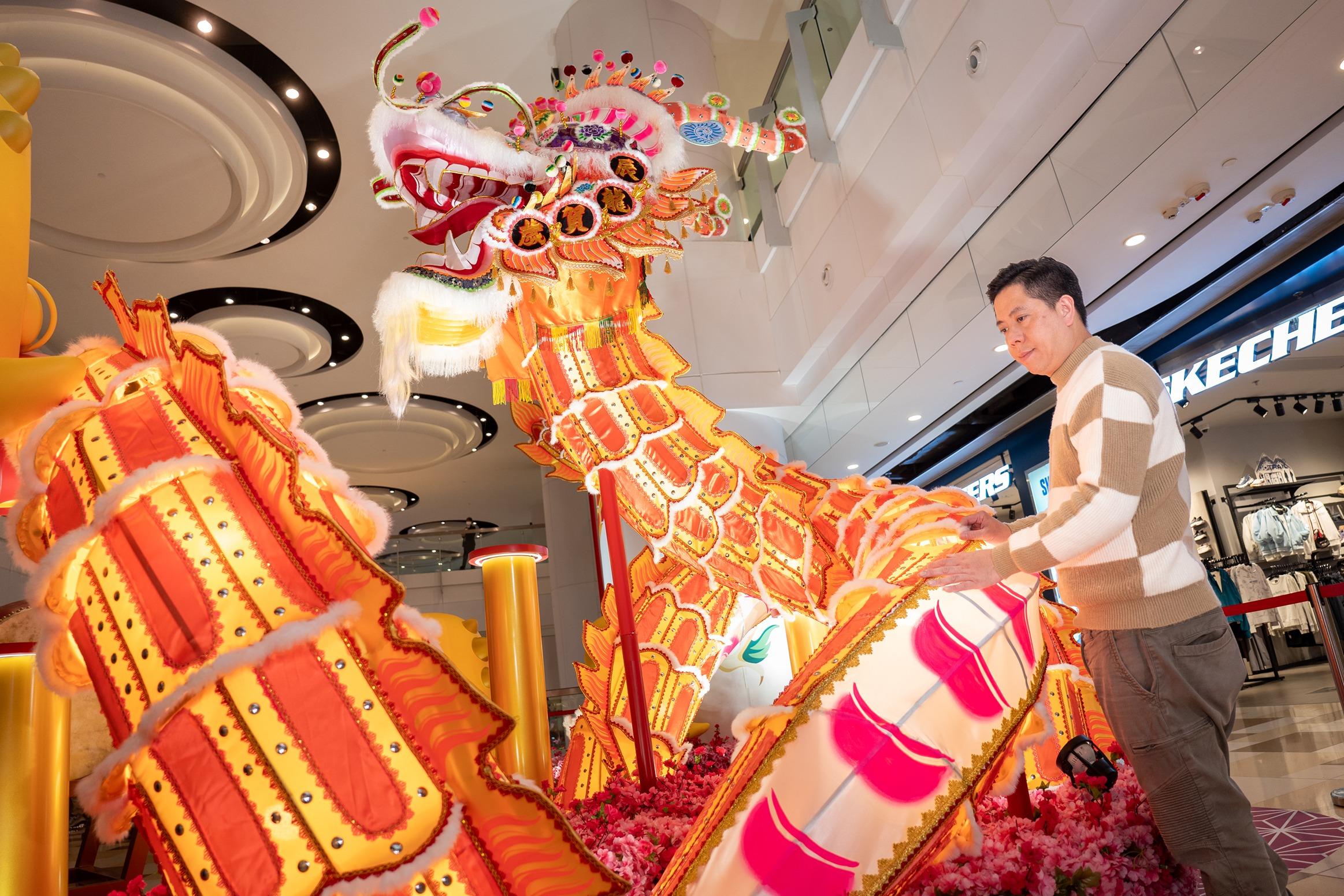 本地年輕紮作人雄獅樓師傅許嘉雄