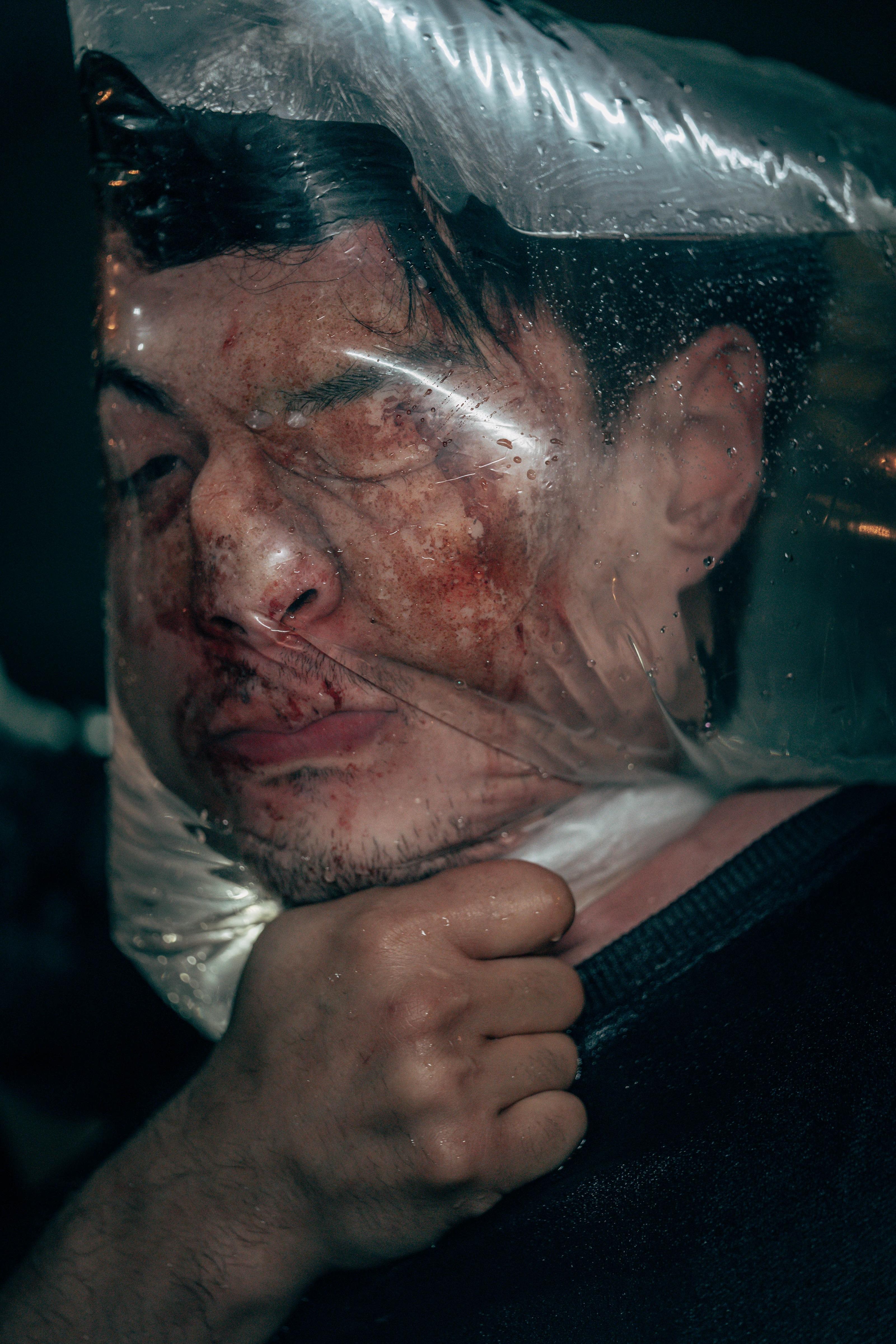 朱鑑然在《潛行》慘被膠水袋笠頭毒打。