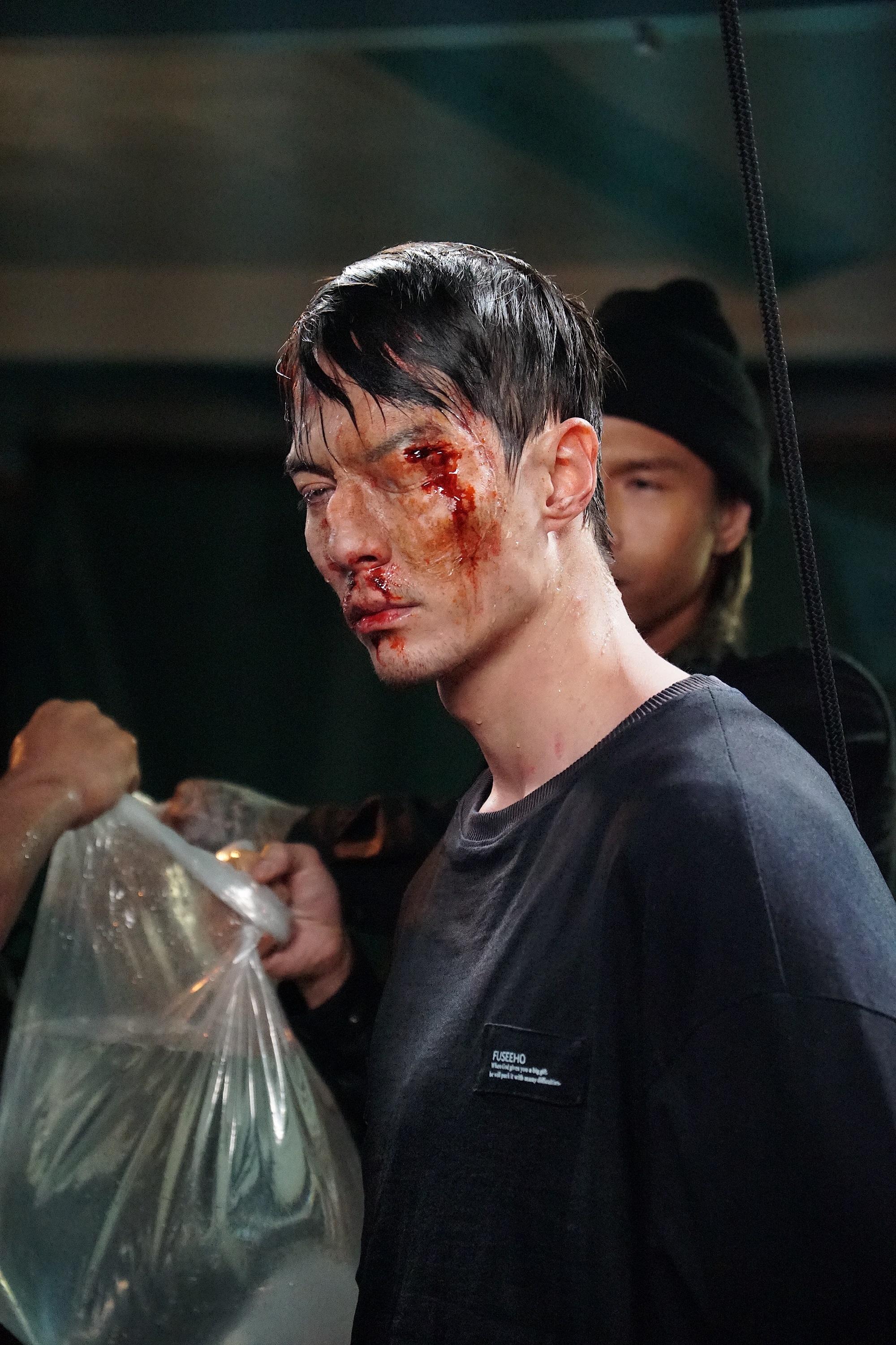 朱鑑然在《潛行》慘被打到口腫面腫,靠一隻眼演戲。