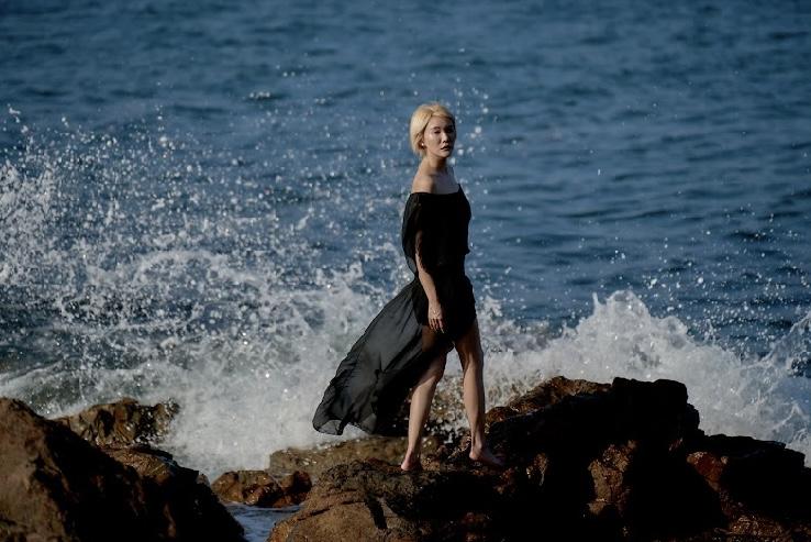 李璧琦不理傷勢,浸在咸水中繼續拍攝 。