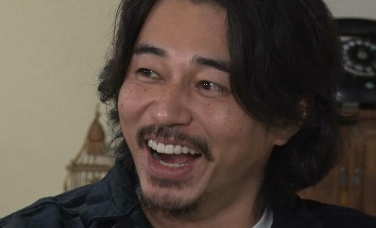 東出昌大隱居深山,過沒水沒電的自給自足生活。