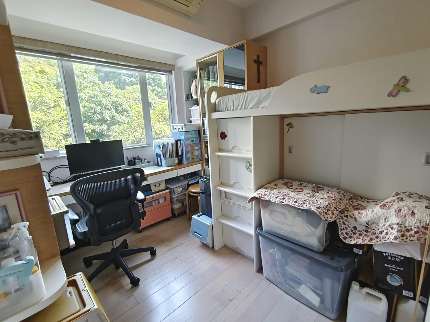 其中一間睡房望翠綠樹景,非常清靜。