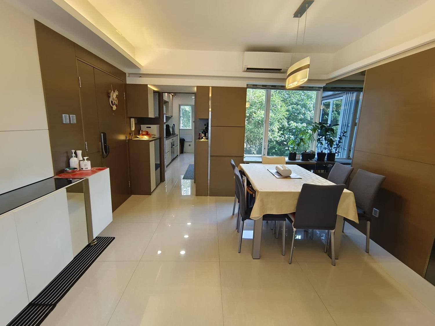 飯廳設有窗戶,翠綠樹景清幽怡人。