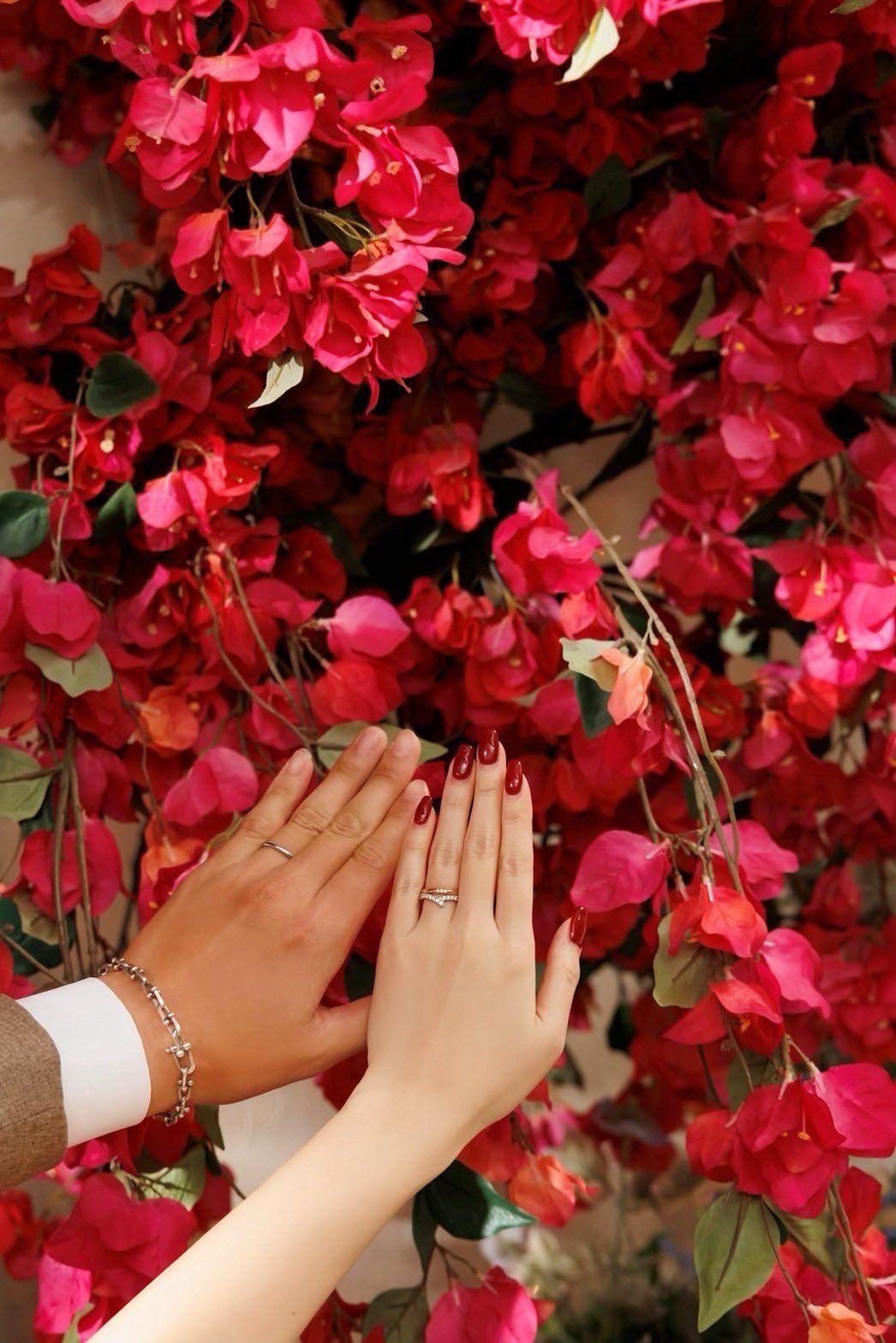 平沼翔太貼兩人展示手上婚戒的照片,承認去年已跟森咲智美完婚。