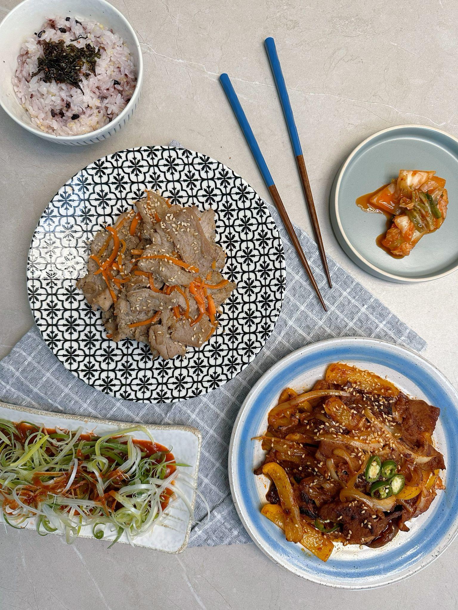 水產海盜菜式 濟州黑豚豬烤肉(中)及濟州黑豚炒辣豬肉(右下)