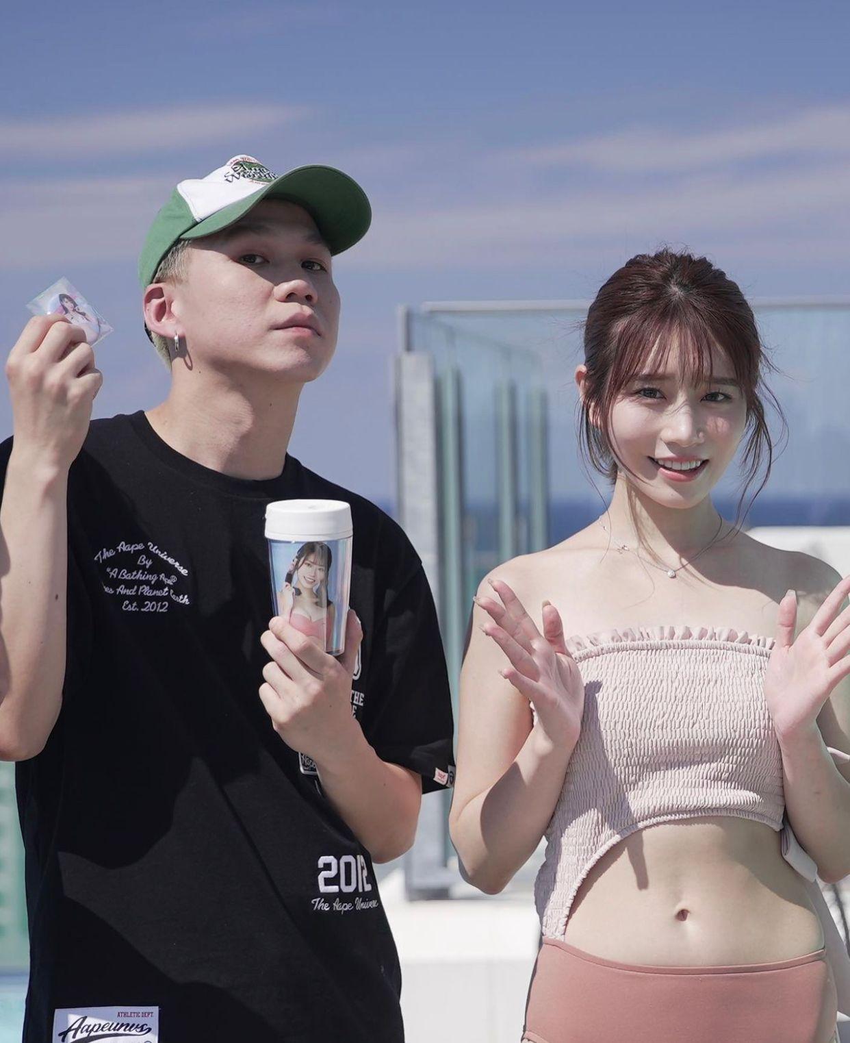 河北彩花向Tsoul送上水杯紀念品,有網民留言問「點解唔係飛機杯?」