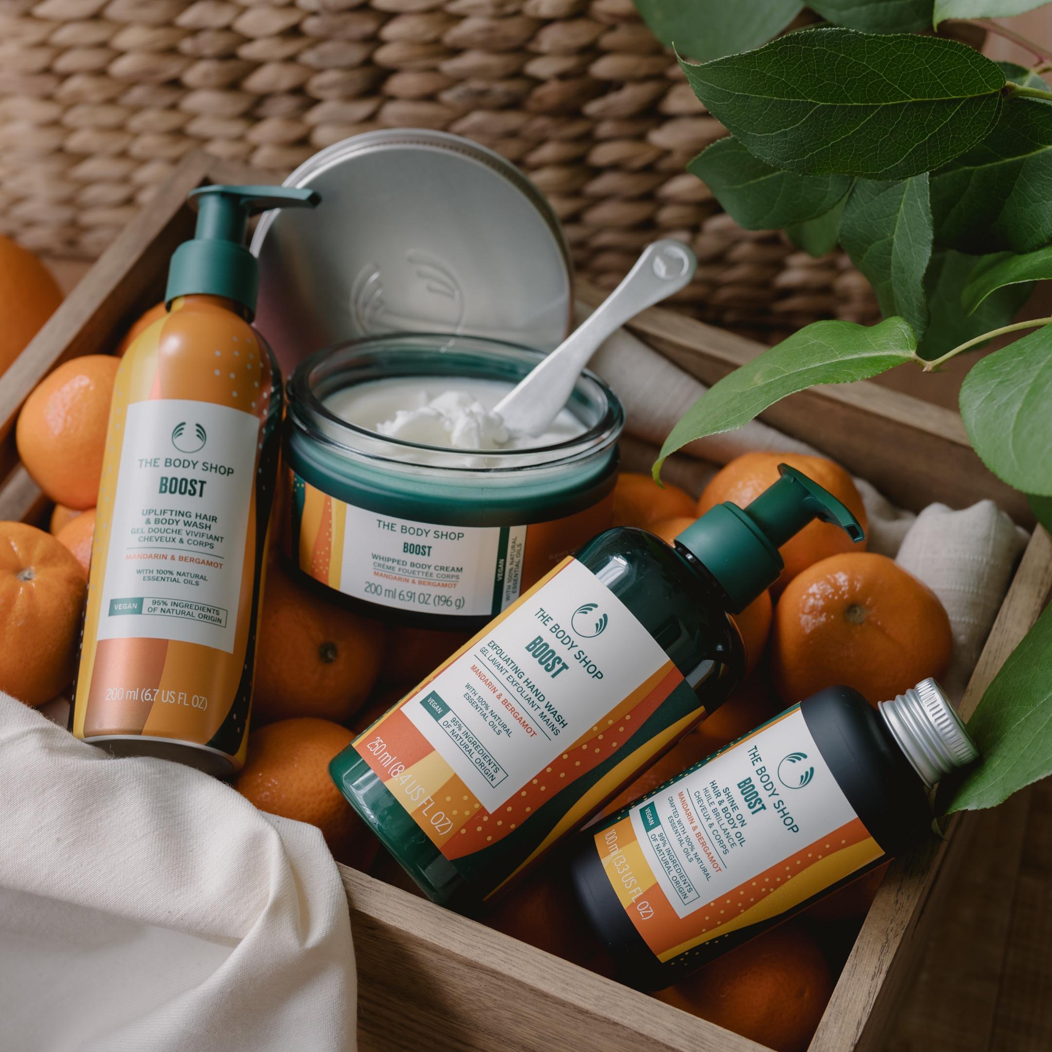 活力Boost系列:採用意大利南部的佛手柑和意大利的柑橘精油製作而成,質感輕盈,滋潤但不黏膩,以充滿香甜的花香果味,時刻散發着活力氣息和朝氣。