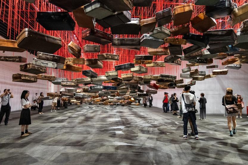 深圳美術館新館請來日本著名女藝術家鹽田千春展示作品,她的作品以紅色、黑色,以及絲線為主調,帶來視覺震撼。 (圖片來源:視覺中國)