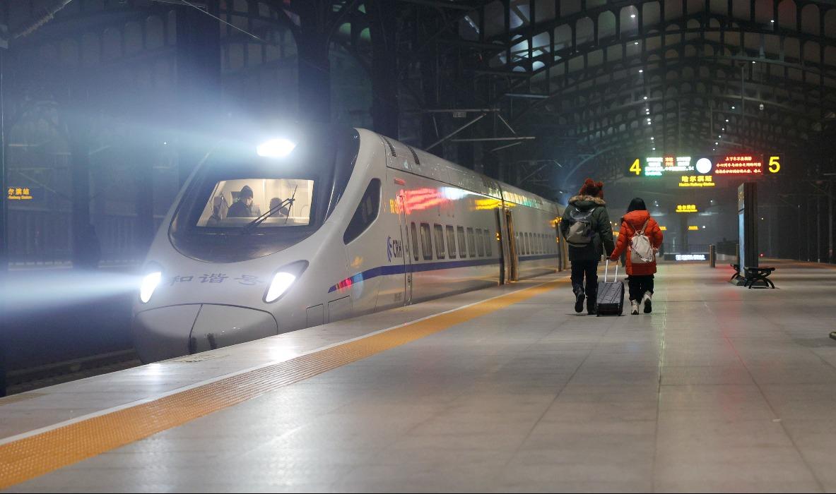 特種兵式旅遊中的年輕人們,不僅多數搭乘夜間火車,而且會購買硬座票甚至站票,輾轉於各個目的地,這樣既可省下住宿費又節省時間。(圖片來源:Getty)