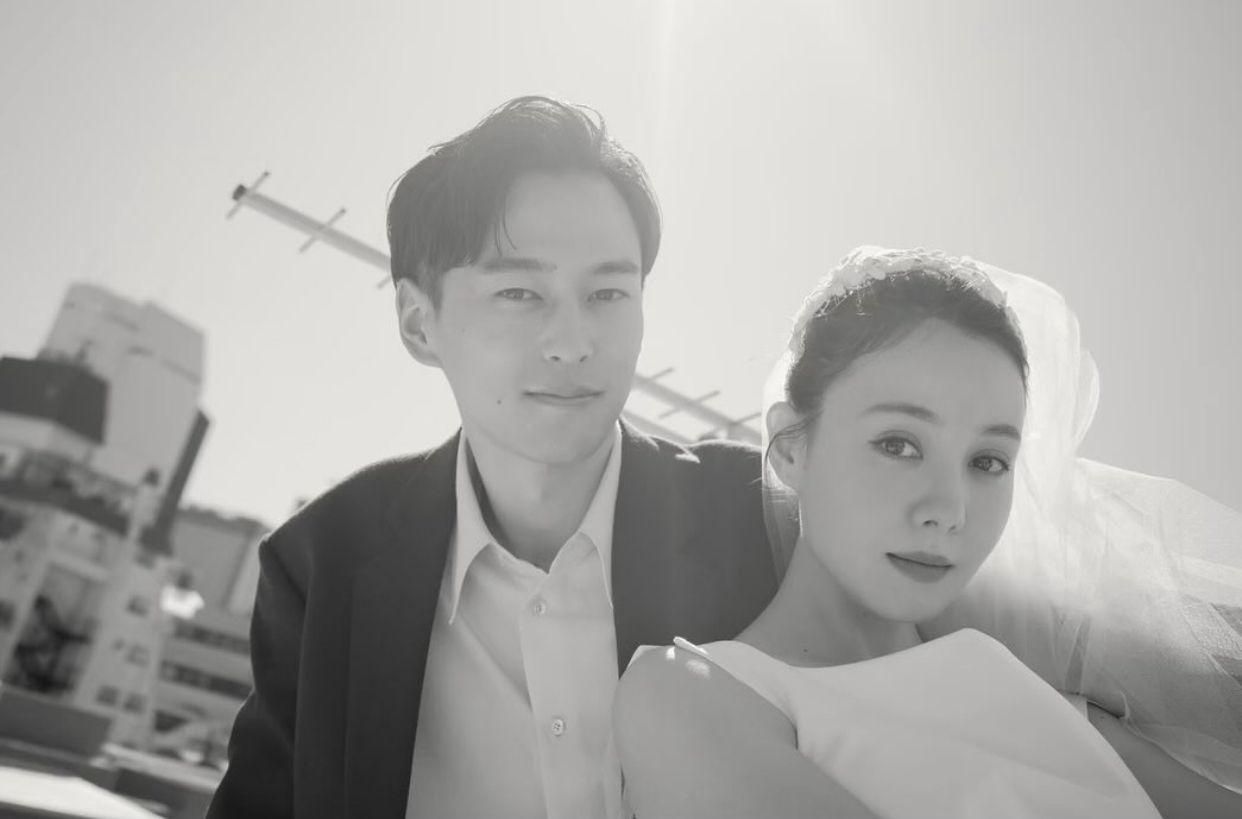 Triendl玲奈與山本直寛同步分享結婚靚相。