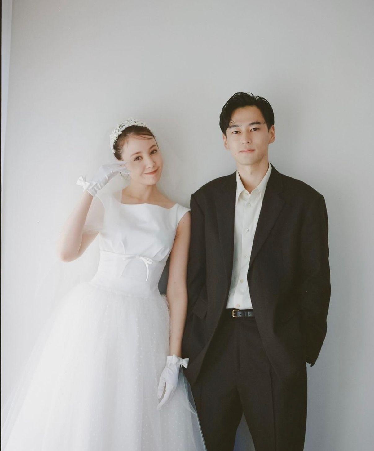 Triendl玲奈與山本直寛同步分享結婚靚相。