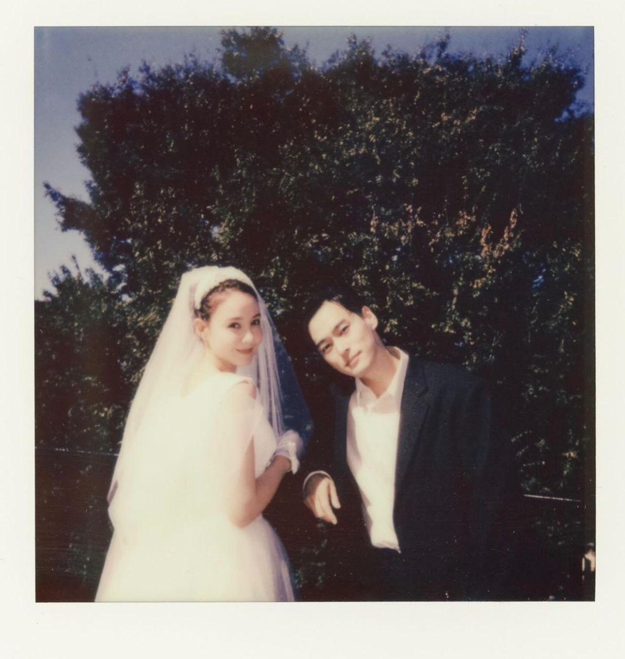 Triendl玲奈與山本直寛同步分享結婚靚相。