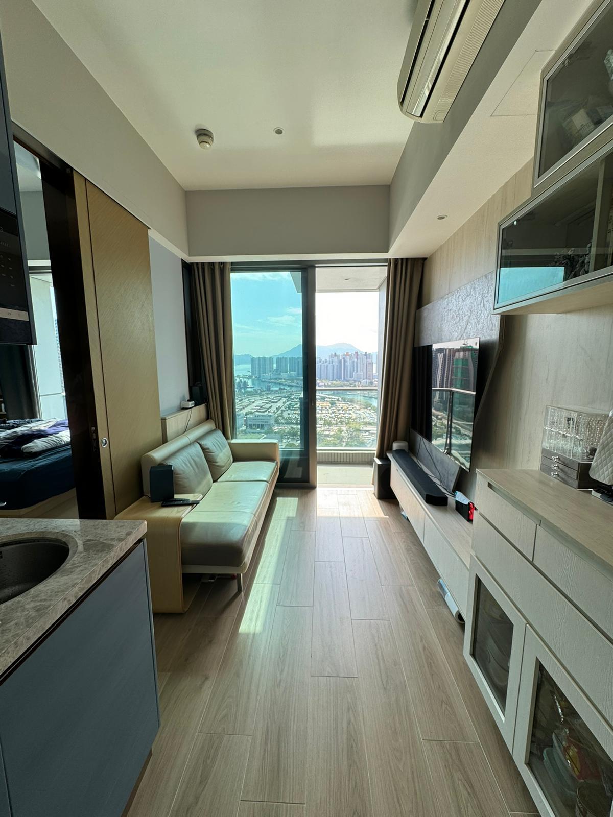 單位裝修雅緻新淨,加上景觀開揚,室內光線充沛。