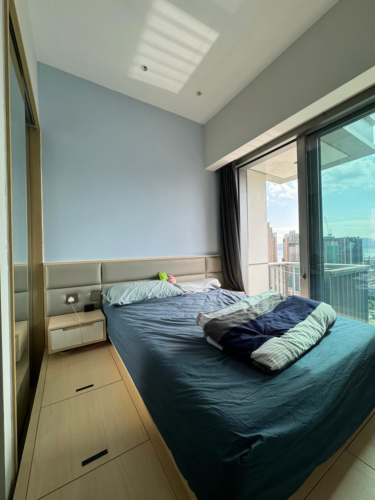 睡房裝有地台,大大解決收納空間不足問題。