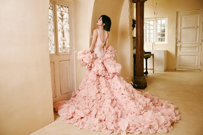 秦嵐身穿一套點綴滿花朵的粉色的低胸露背禮服,出席微博之夜。(圖/翻攝自微博)