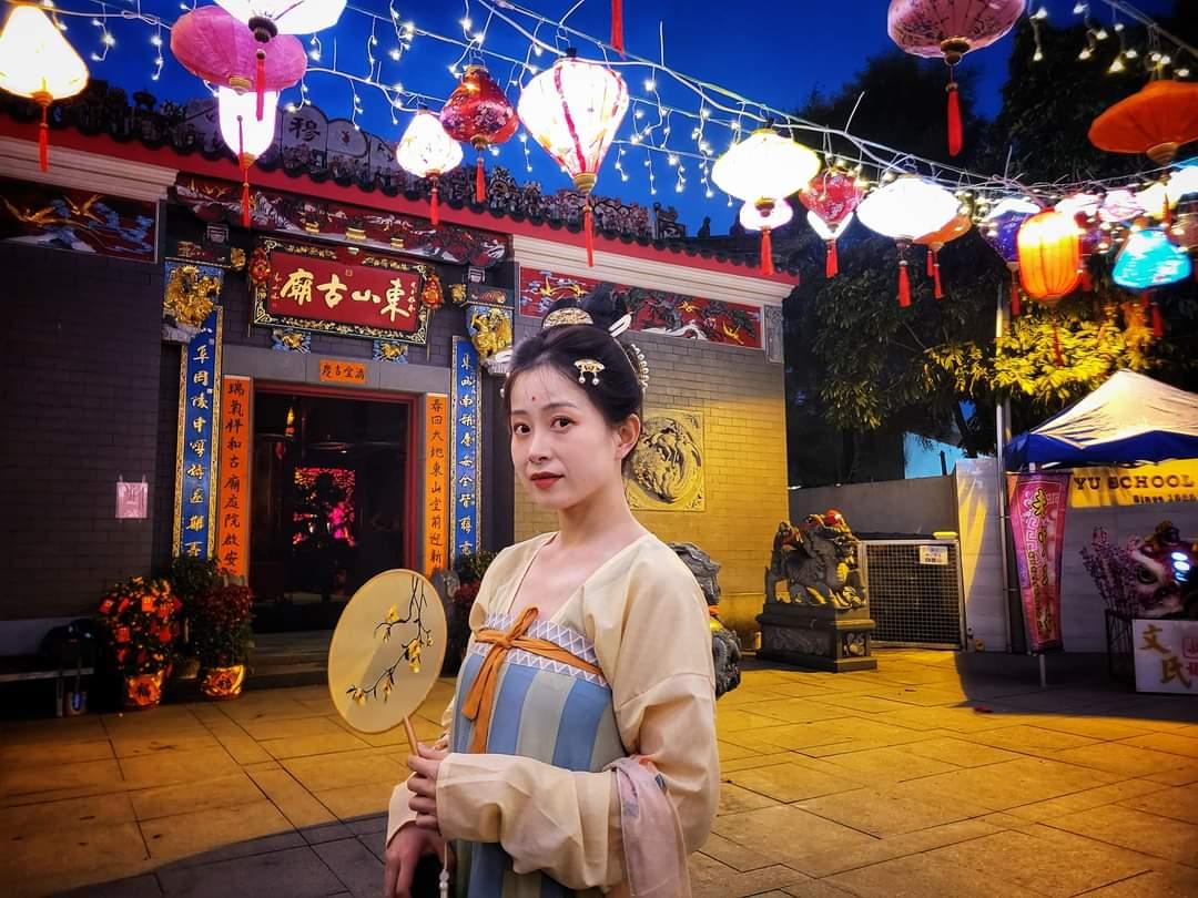 穿上漢服的演員演繹元宵短劇,增添氣氛。